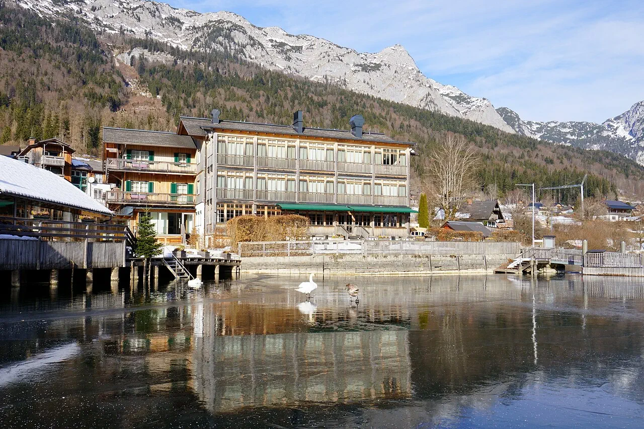 그룬들제 호숫가에 선 Seehotel Grundlsee 외관